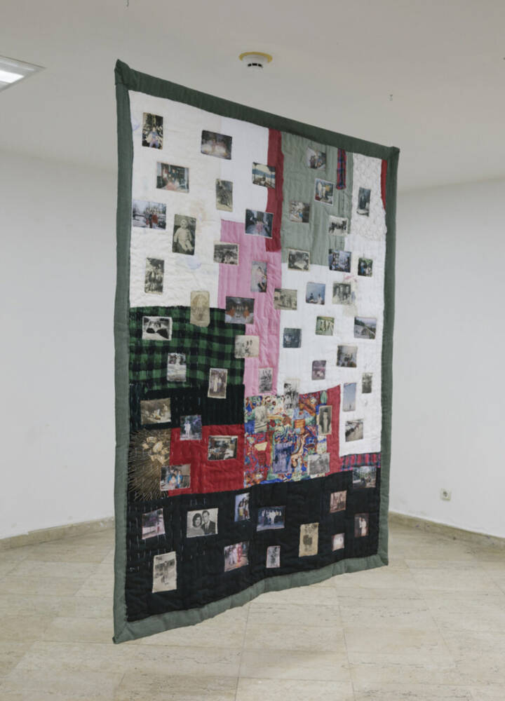 Glorija Lizde - Portret de familie, plapumă și fotografii, 200x150cm, 2020. Prin amabilitatea artistei