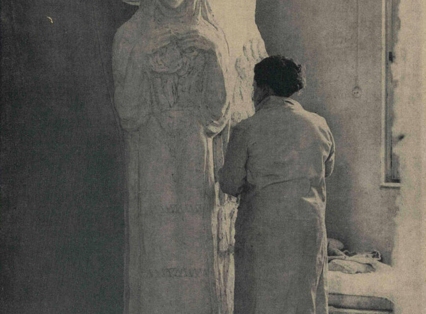 Sculptorița Militza Petrașcu, lucrând la un fragment din mausoleul Eroinei de la Jii, Ecaterina Teodoroiu, 1935