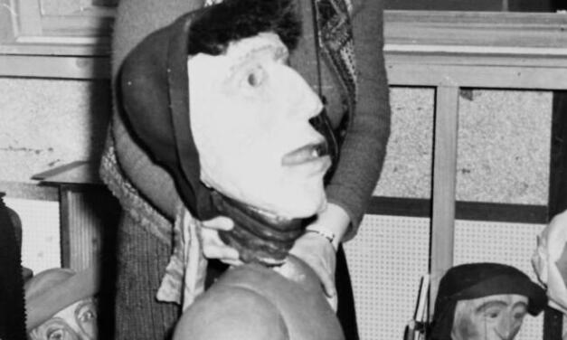 Liana Axinte cu una din păpușile sale la Teatrul Țăndarică, anii ’80