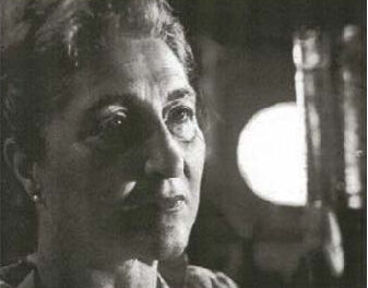 Zoe Băicoianu (1910-1987) în fața cuptorului, din Secția Sticlă a Institutului de Arte Plastice „N. Grigorescu”
