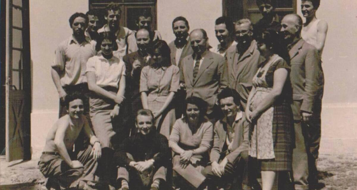 Profesorii catedrei de pictură murală din Institutul de Arte Plastice „Nicolae Grigorescu”, Bucureşti: Romeo Voinescu (rândul din spate, în centru), Gheorghe Labin, Paul Miracovici, Ştefan Constantinescu, Gh. Popescu