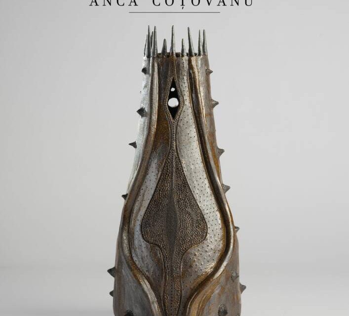Anca Coțovanu, expoziție de artă decorativă – ceramică intitulată „Reginae” @ Galeria Theodor Pallady, Iași