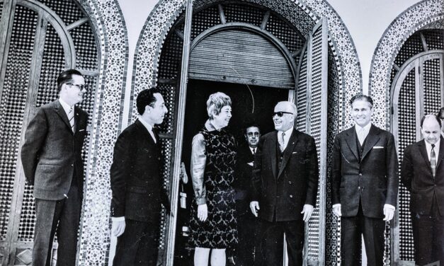 Ligia și Pompiliu Macovei alături de președintele Tunisiei, Habib Bourguiba și Chedli Klibi, ministrul culturii al Tunisiei, în anul 1968