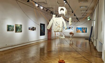 Expoziția itinerantă „Permanent World Encyclopedia”, prezentată la Muzeul de Artă Brașov