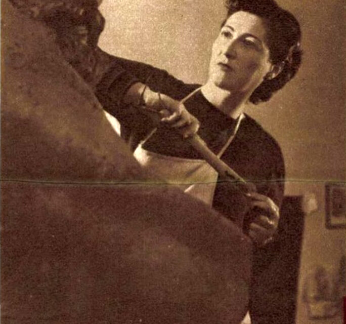 Sculptorița Zoe Băicoianu în atelier, 1957