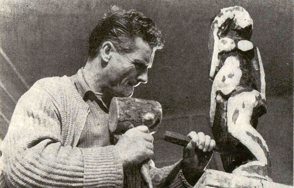 Vida Gheza cioplind în atelier