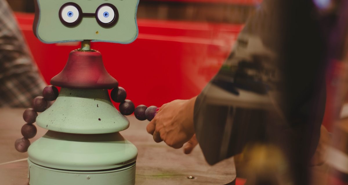 Teatrul „George Ciprian” lansează „E-Waste E-Motion”, un spectacol realizat exclusiv cu roboți