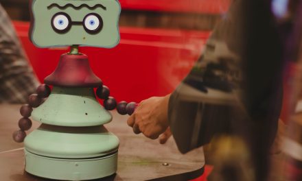 Teatrul „George Ciprian” lansează „E-Waste E-Motion”, un spectacol realizat exclusiv cu roboți