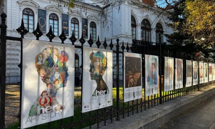 Her Art Story, expoziție a Muzeului de Artă Brașov, poate fi admirată în aer liber la Palatul Suțu