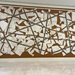 Performance Mircea Cantor în cadrul expoziției „România. Reprezentarea portului popular în artă” @ Muzeul Național de Artă al României 