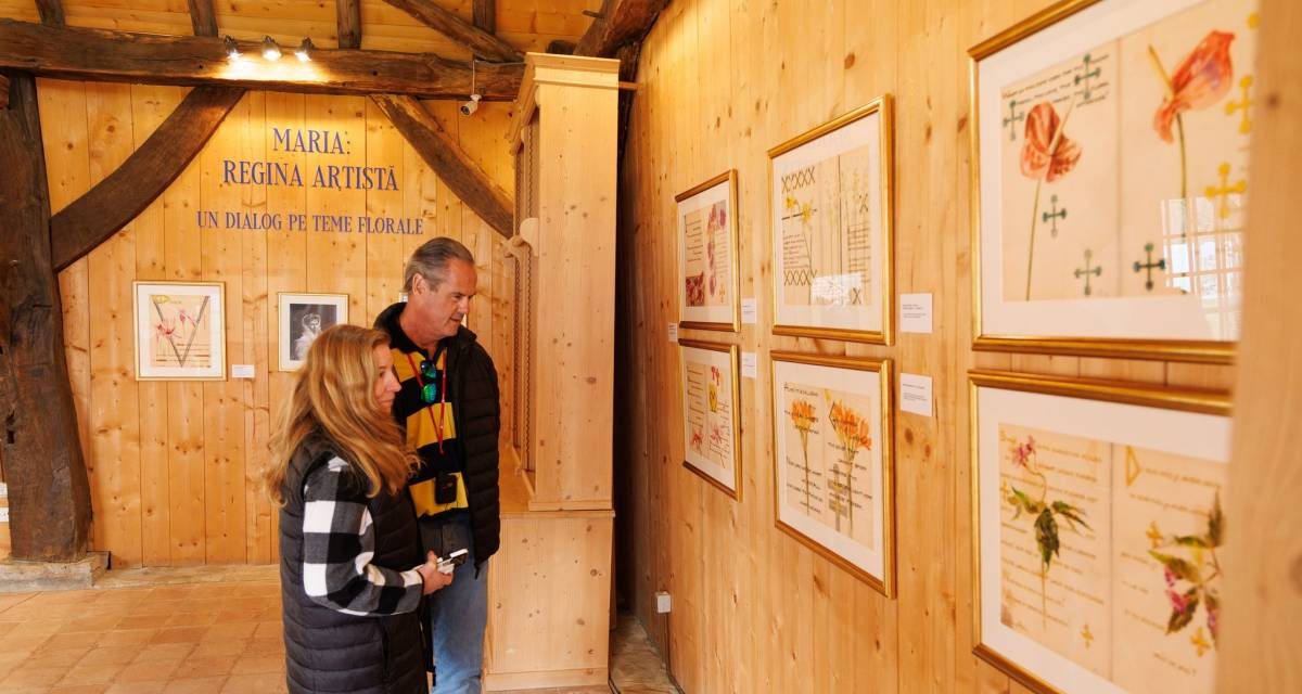 Casa Regelui Charles al III-lea din Viscri aduce în România expoziția „Maria: Regina artistă. Un dialog pe teme florale”