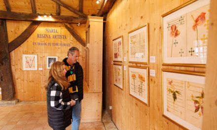 Casa Regelui Charles al III-lea din Viscri aduce în România expoziția „Maria: Regina artistă. Un dialog pe teme florale”
